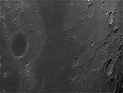 Lune avec une PL1-m (webcam).