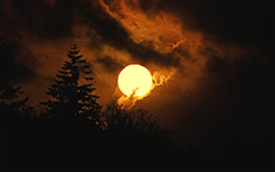 Coucher de soleil, parmi les nuages, depuis mon balcon, Caudan.